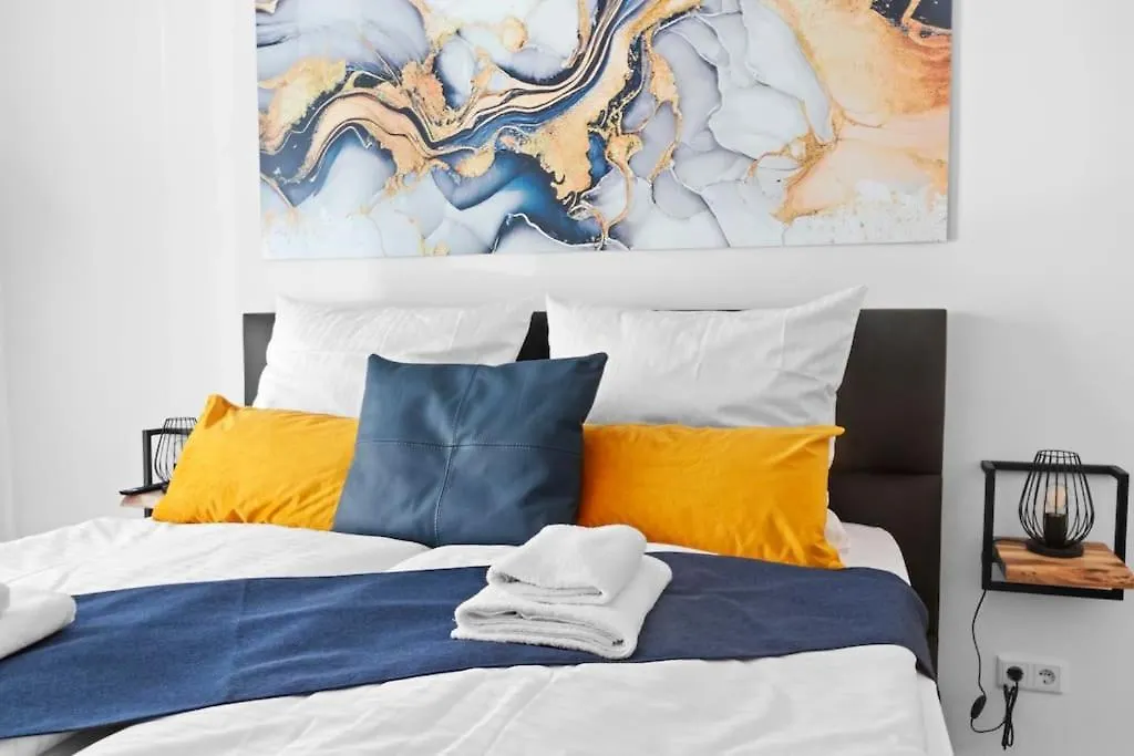Luxus Im Zentrum Fuer 6 Personen Mit 3 Zimmern, Balkon, Parkplatz, Wlan Apartment Dresden Germany