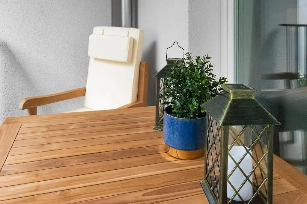 Luxus Im Zentrum Fuer 6 Personen Mit 3 Zimmern, Balkon, Parkplatz, Wlan Apartment Dresden Germany