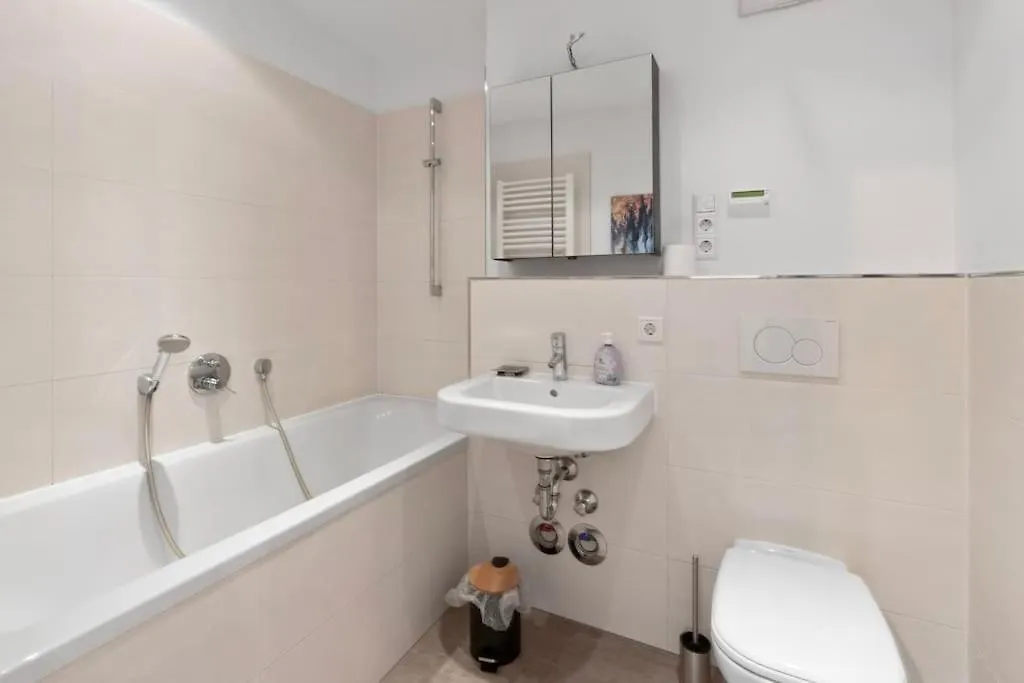 Luxus Im Zentrum Fuer 6 Personen Mit 3 Zimmern, Balkon, Parkplatz, Wlan Apartment Dresden