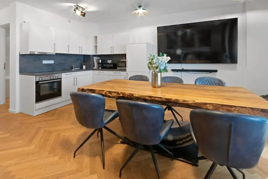 Luxus Im Zentrum Fuer 6 Personen Mit 3 Zimmern, Balkon, Parkplatz, Wlan Apartment Dresden