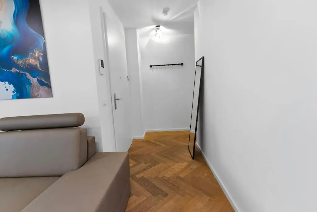 Luxus Im Zentrum Fuer 6 Personen Mit 3 Zimmern, Balkon, Parkplatz, Wlan Apartment Dresden Germany