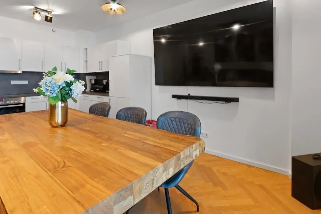Luxus Im Zentrum Fuer 6 Personen Mit 3 Zimmern, Balkon, Parkplatz, Wlan Apartment Dresden