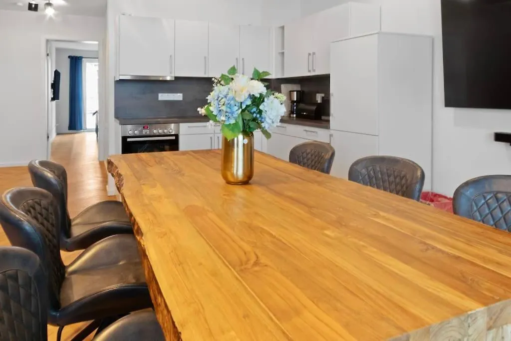 Luxus Im Zentrum Fuer 6 Personen Mit 3 Zimmern, Balkon, Parkplatz, Wlan Apartment Dresden Germany