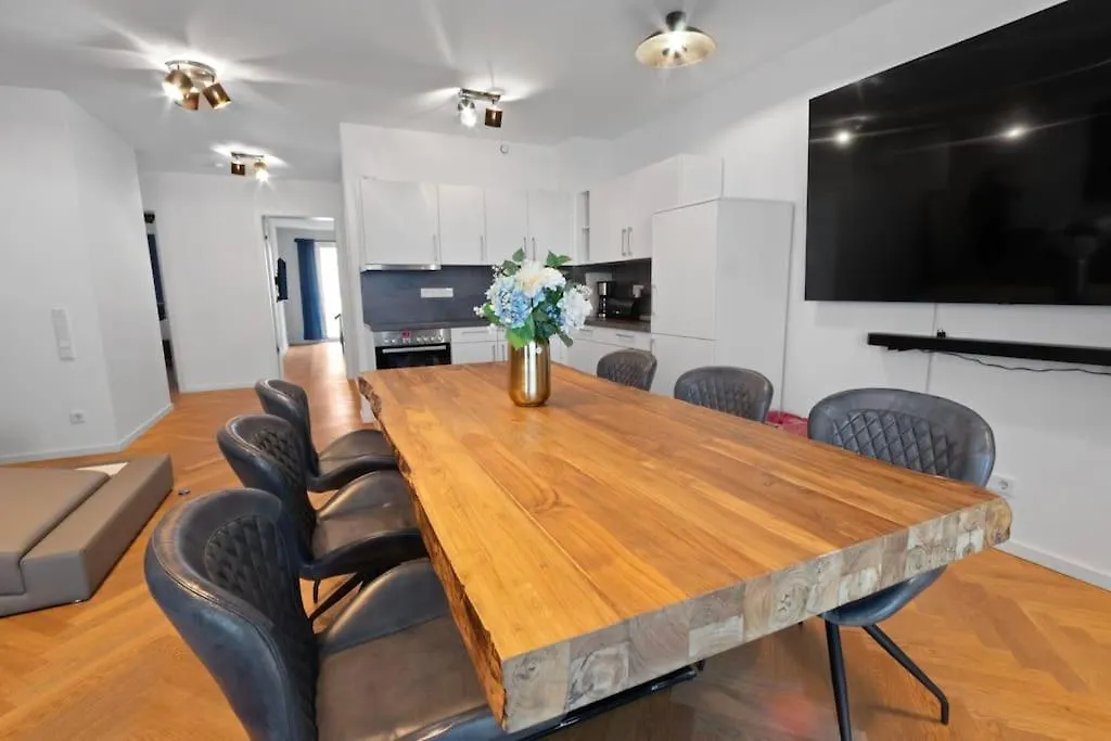 Luxus Im Zentrum Fuer 6 Personen Mit 3 Zimmern, Balkon, Parkplatz, Wlan Apartment Dresden