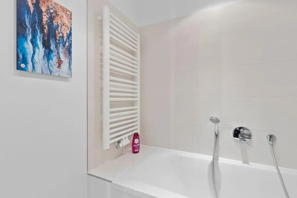 Luxus Im Zentrum Fuer 6 Personen Mit 3 Zimmern, Balkon, Parkplatz, Wlan Apartment Dresden