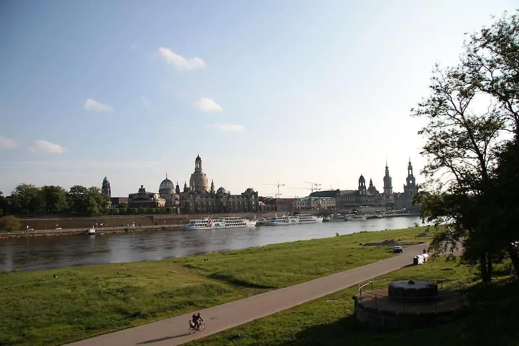 Luxus Im Zentrum Fuer 6 Personen Mit 3 Zimmern, Balkon, Parkplatz, Wlan Apartment Dresden