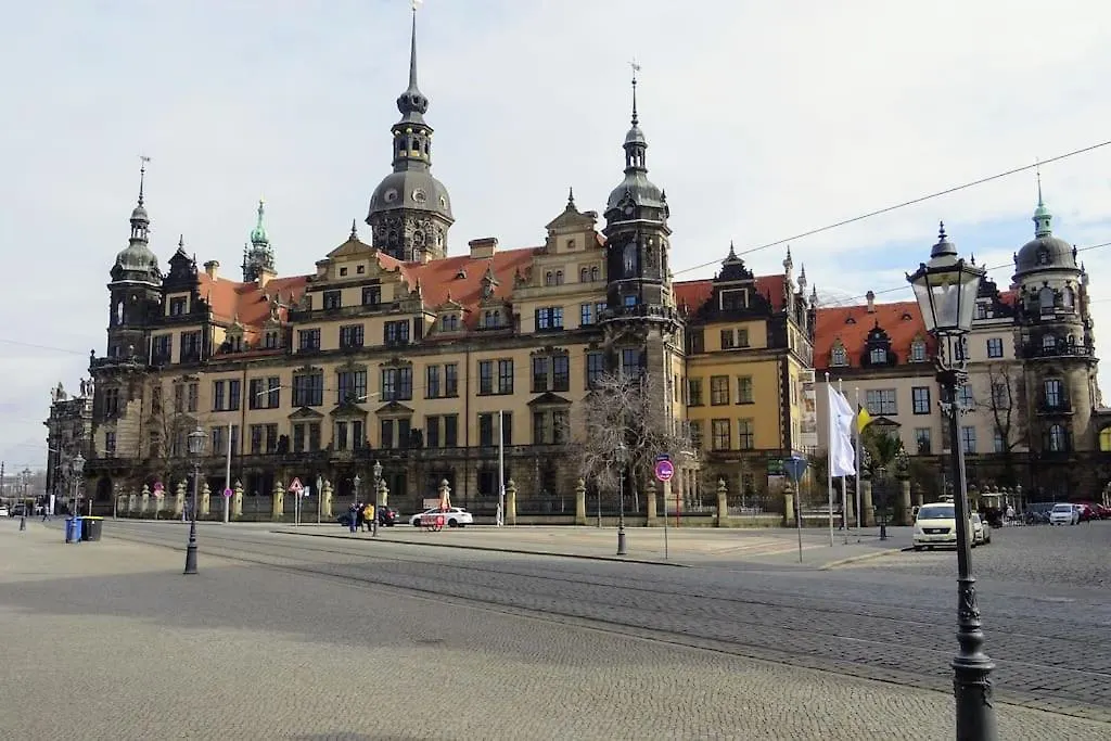 Luxus Im Zentrum Fuer 6 Personen Mit 3 Zimmern, Balkon, Parkplatz, Wlan Apartment Dresden