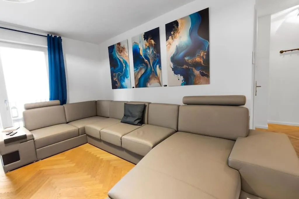 Luxus Im Zentrum Fuer 6 Personen Mit 3 Zimmern, Balkon, Parkplatz, Wlan Apartment Dresden